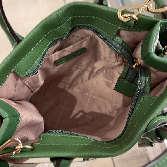 Michael Kors Mirella Small Pebbled Leather Shopper Crossbody XBODY Bag MK

NWT - Picture 15 of 16